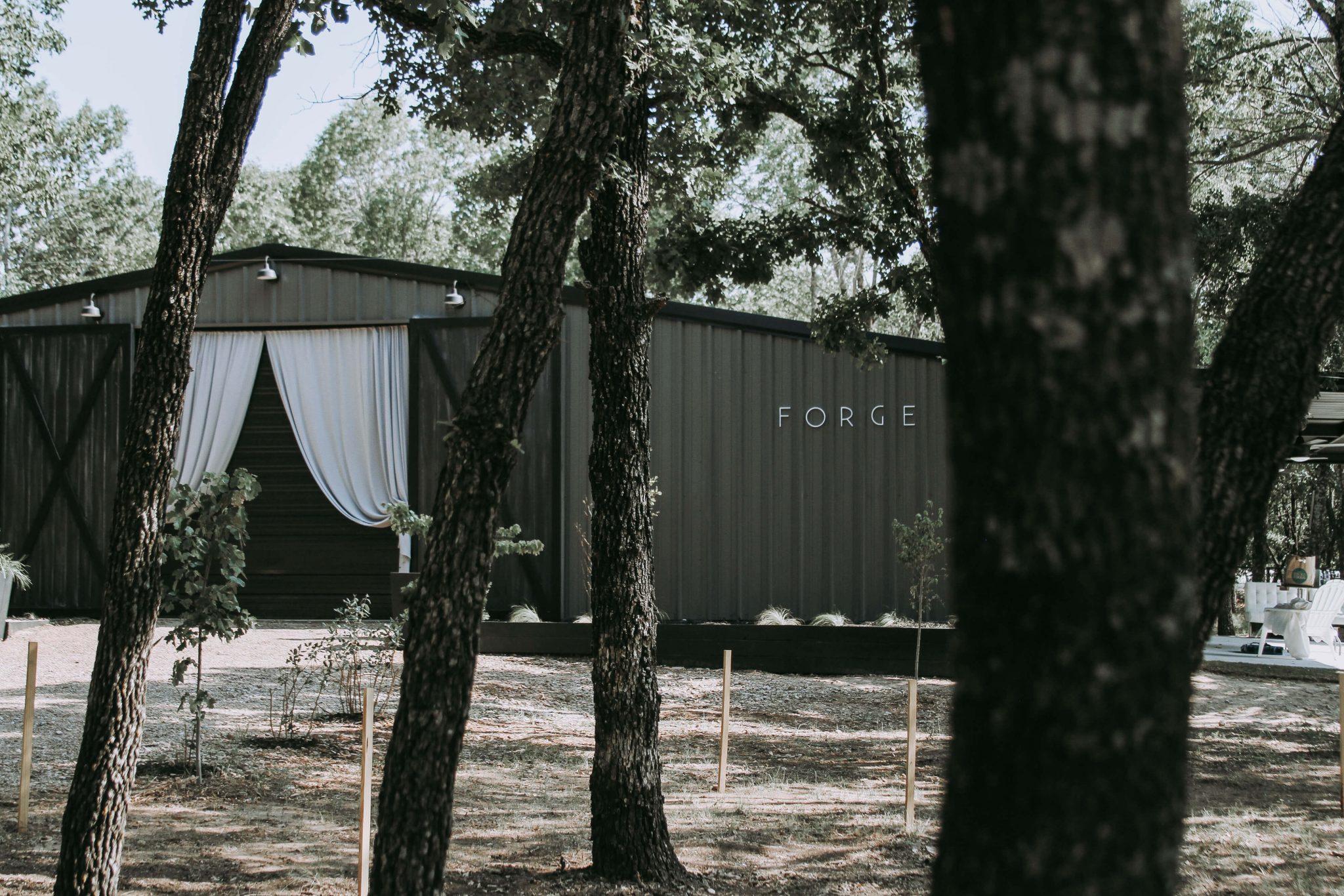 Looking for the perfect mix of industrial, modern, and country? The Forge Wedding Venue is an intimate, industrial space out in the open country near Dallas Fort Worth, Texas